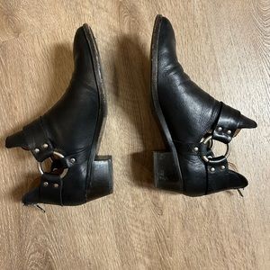 RAY HARNESS BACK ZIP Booties